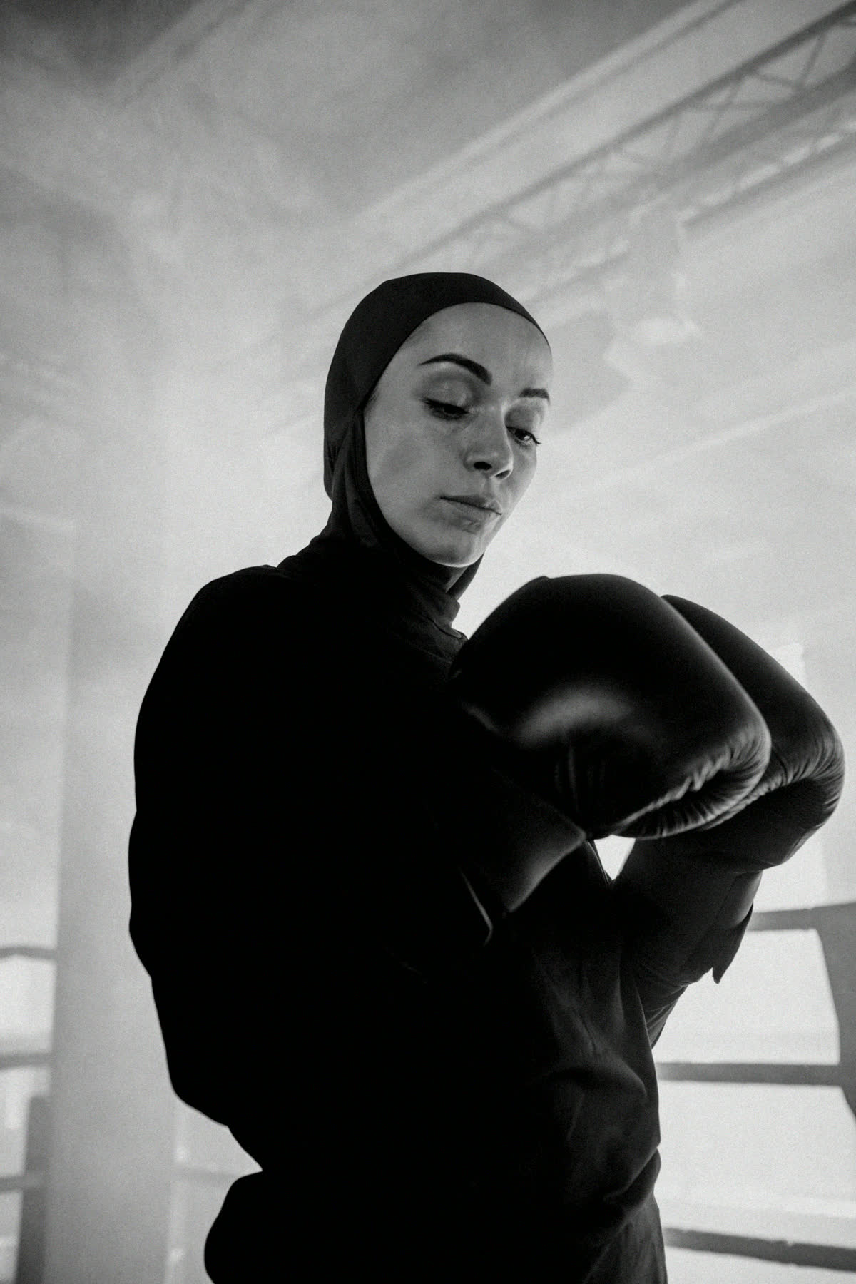 Boxeadora con guantes, en blanco y negro